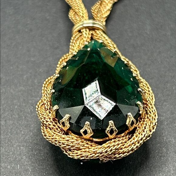VTG 1970s Gold Tone Twisted Mesh Necklace with Green Faceted Glass Pendant - Picture 6 of 8